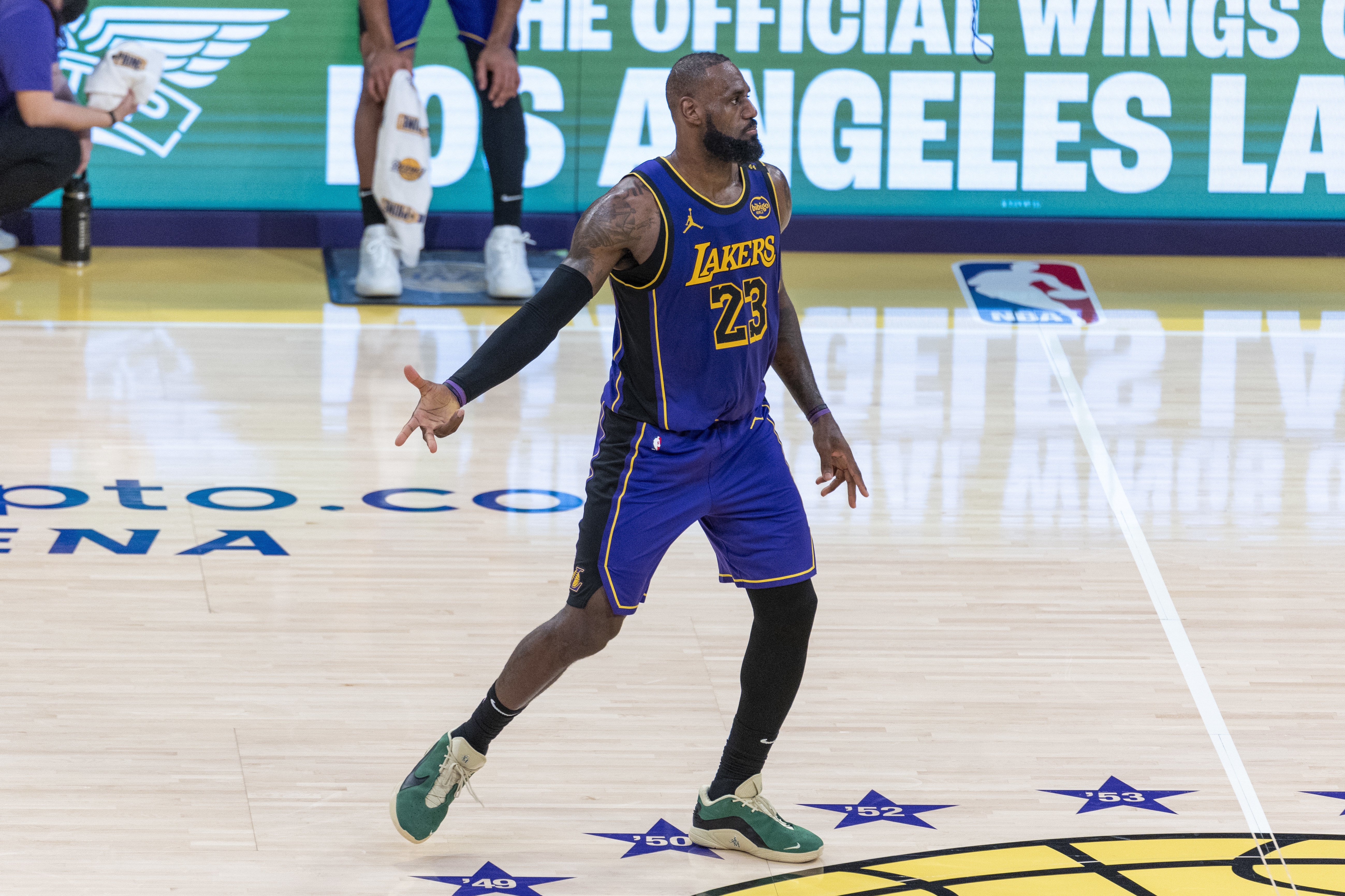 熊猫体育互动-弗赖堡队主场胜利，球迷欢呼雀跃