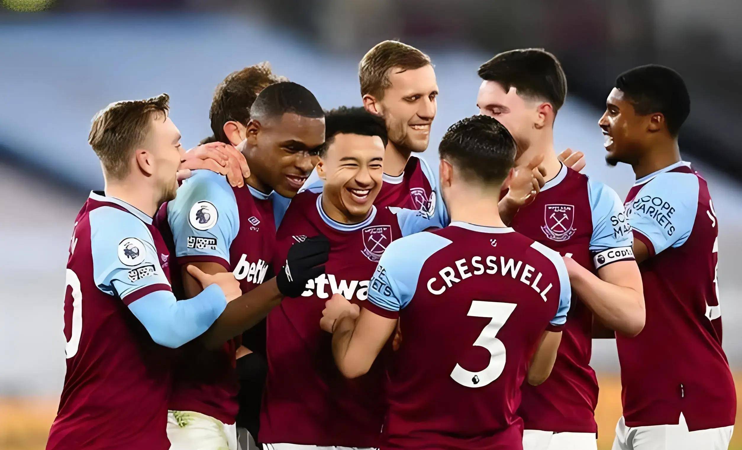 弗赖堡队主场胜利,球迷欢呼雀跃 弗赖堡队主场胜利,球迷欢呼雀跃