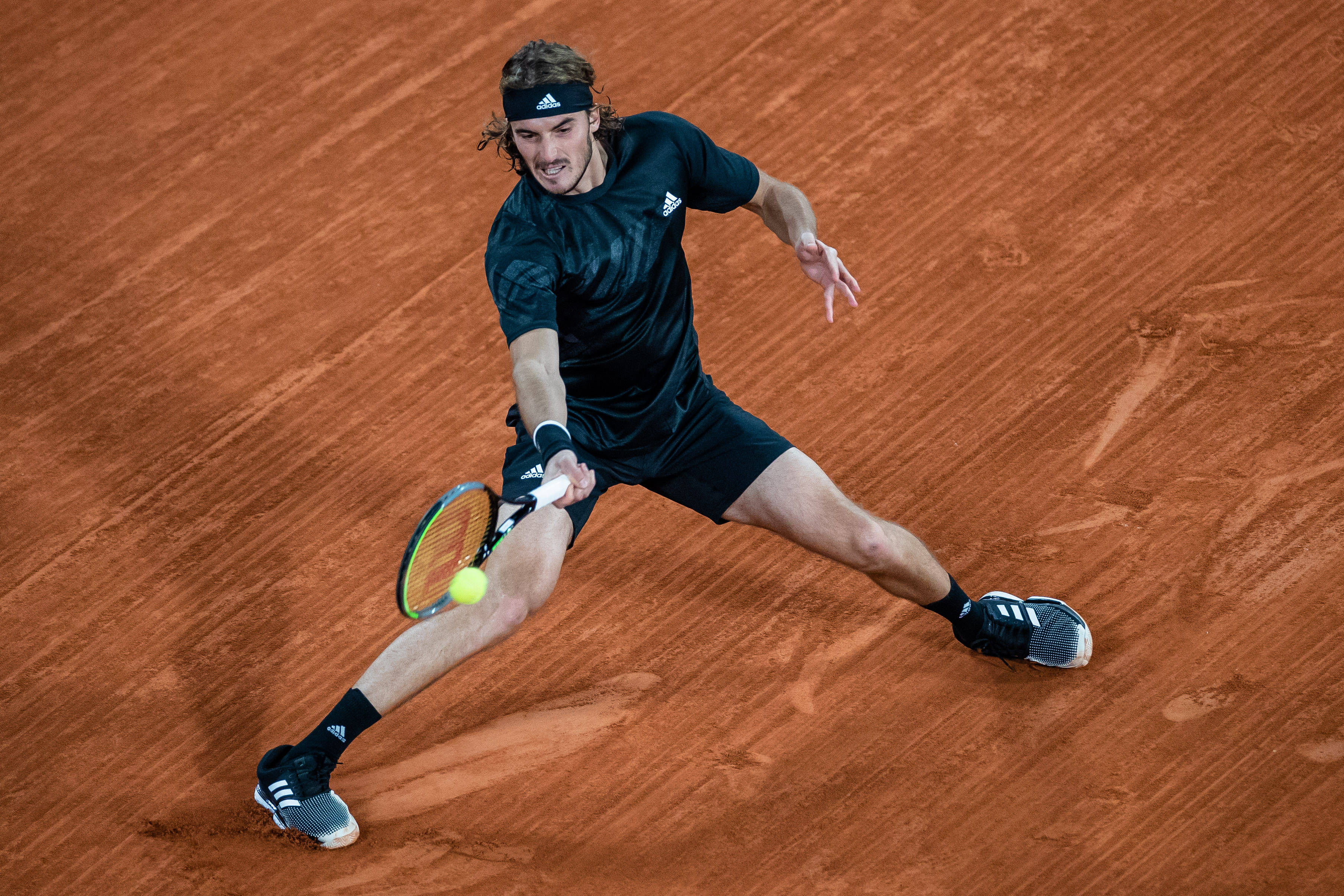 熊猫体育官方-西班牙网球队力克日本网球队，西西帕斯统治全场