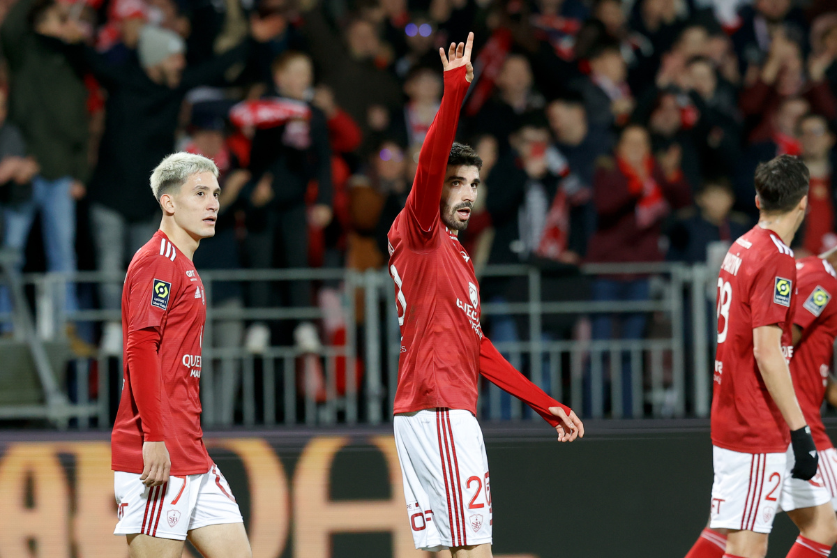 熊猫体育官方-欧洲球员转会传闻不断，引发球迷热议